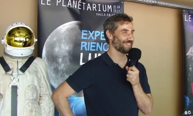 Pierre Henriquet au micro du planétarium de Vaulx en Velin